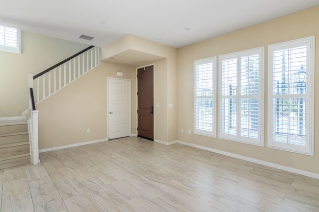 Building Photo - Updated 4-Bedroom Townhouse in Prime Porte...