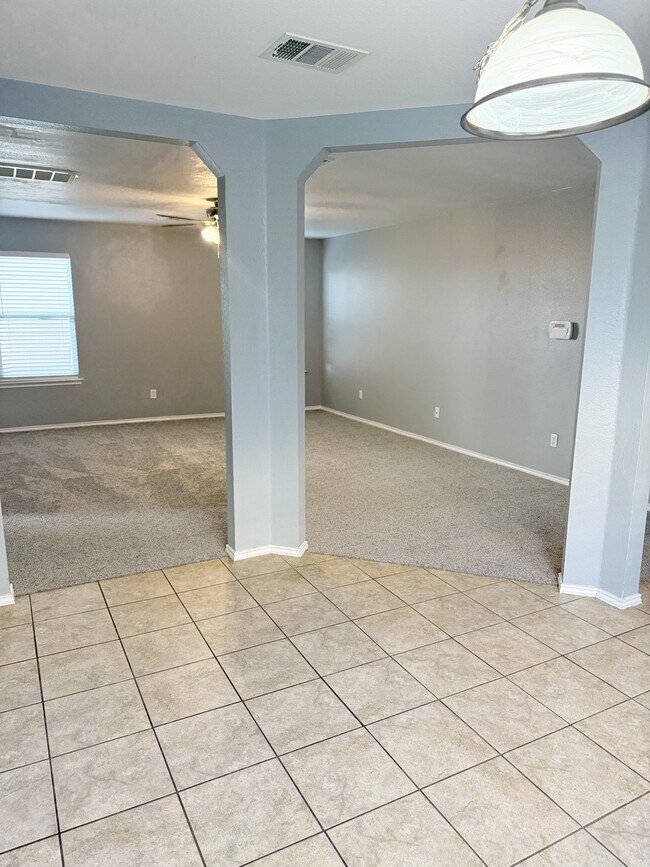 Building Photo - 206 W Gemini Ln