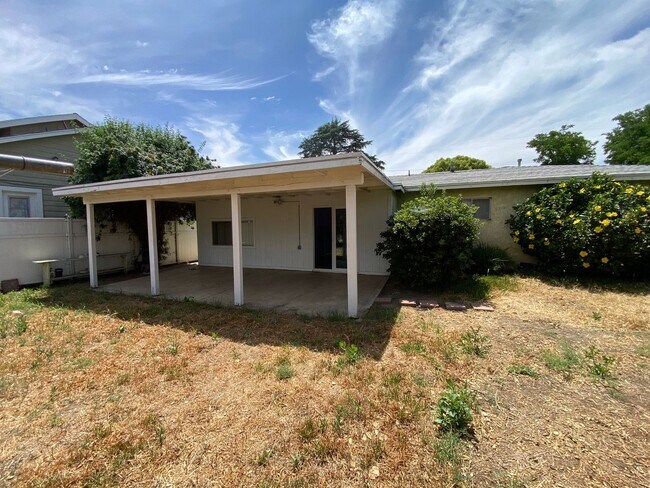Building Photo - Cozy 3 Bedroom and 1 Bathroom in a good ar...