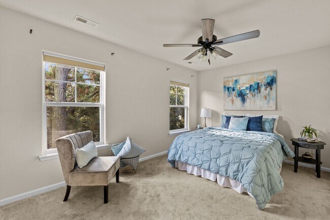Building Photo - Welcome to this stunning 3-bedroom, 3.5-bath tri-level condo!