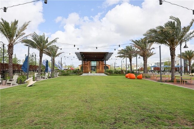 Building Photo - 950 SW Pr Ave