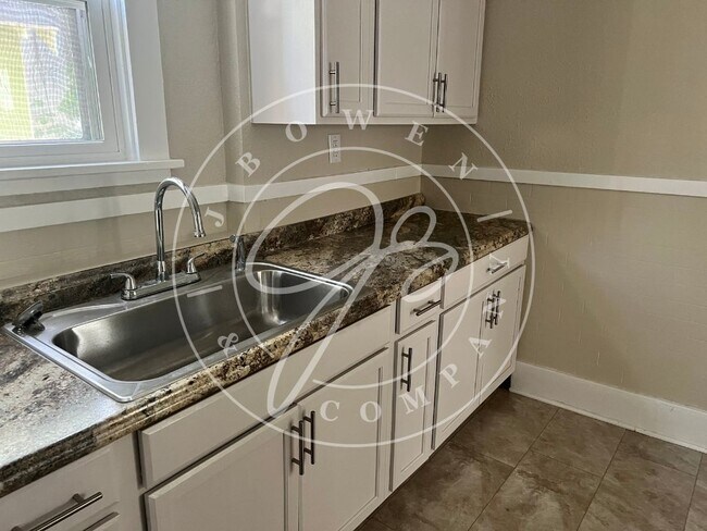 Building Photo - Charming 3 Bedroom Home in Toledo with Spacious Layout and Modern Touches