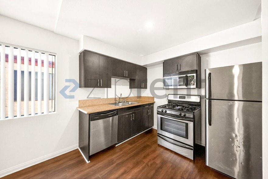 Building Photo - 843 S Ardmore Ave