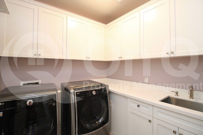 Building Photo - 3080 S Jasmine Dr