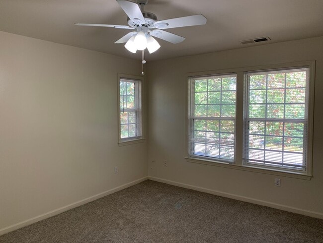 Building Photo - 4 Bedroom House with Great Floor Plan Clos...
