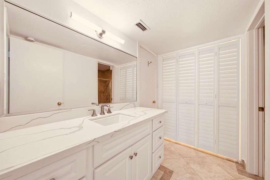 Calacata Vanity Top - 2333 Bering Dr