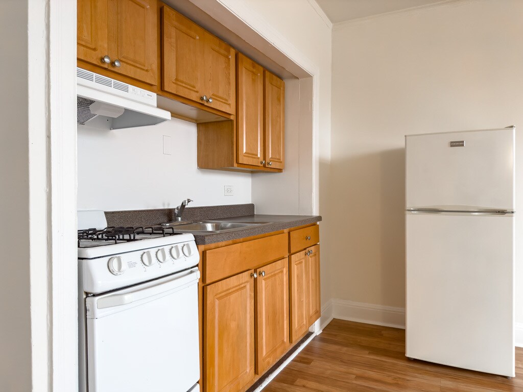 Building Photo - 3335 W Diversey Ave