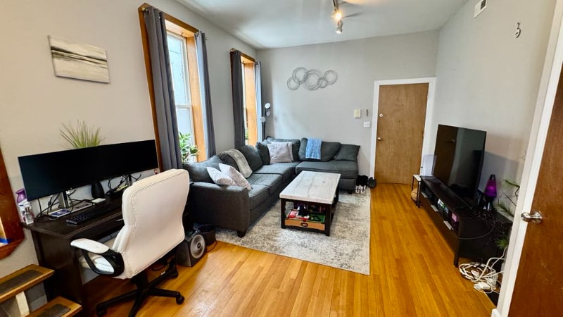 Building Photo - 1368 W Evergreen Ave