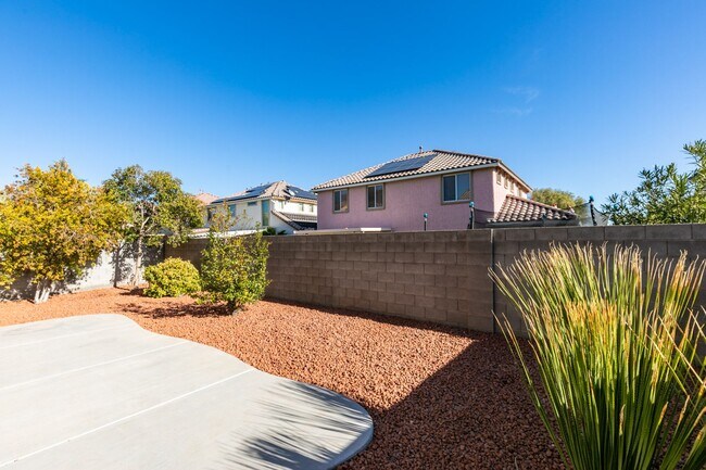 Building Photo - 3 bedroom + Den! Ready for immediate move ...