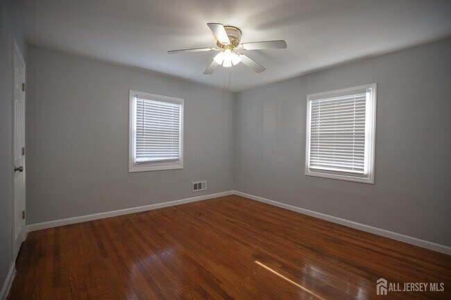 Building Photo - 545 Olive Pl