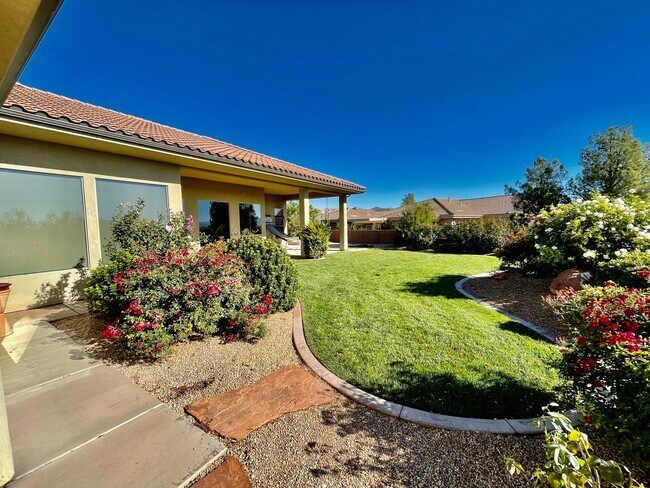 Building Photo - Beautiful Pet-Friendly Home on Green Springs Golf Course