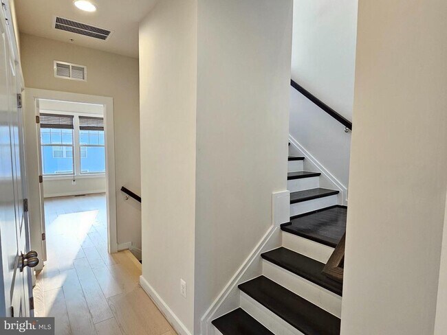 Building Photo - 8650 Satinwood Dr
