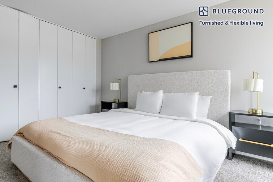 Building Photo - 3450 N Lake Shore Dr