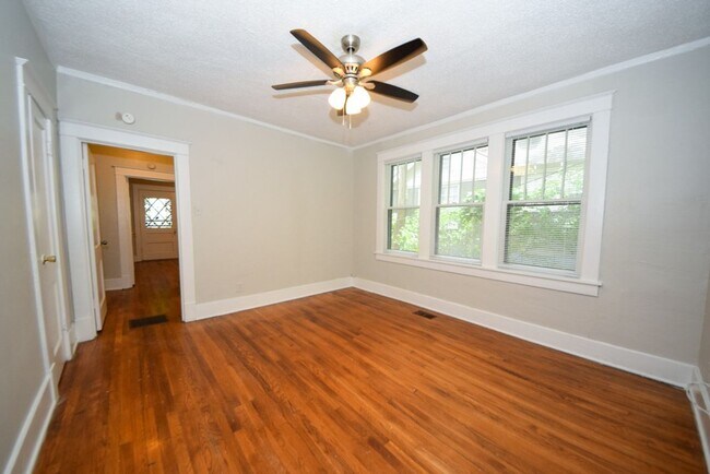 Building Photo - Adorable updated 2 bath, 1 bed home near R...