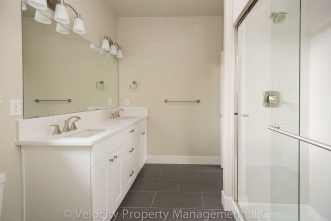 Building Photo - Townhome with Primary Bedroom on the Main ...