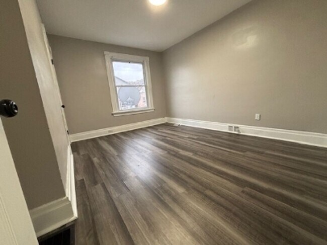 Building Photo - 368 3rd St