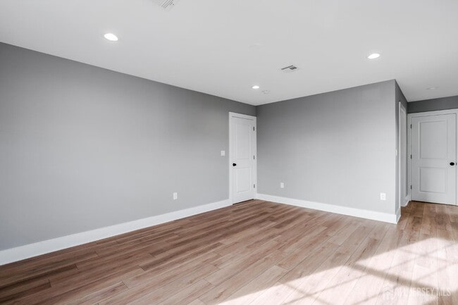 Building Photo - 20 Louis Ave