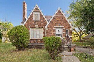 Building Photo - $1,200 - Large East Side 3 Bedroom