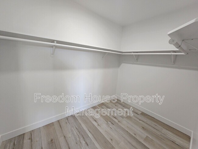 Building Photo - 831 Valiant Ave