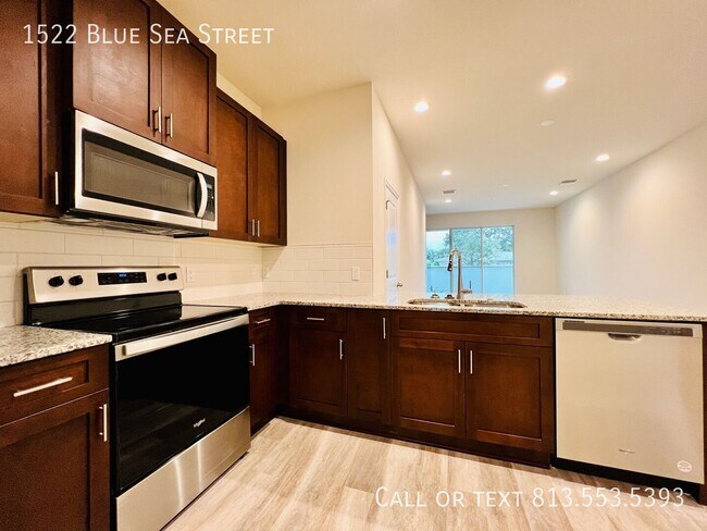 Building Photo - 1522 Blue Sea St