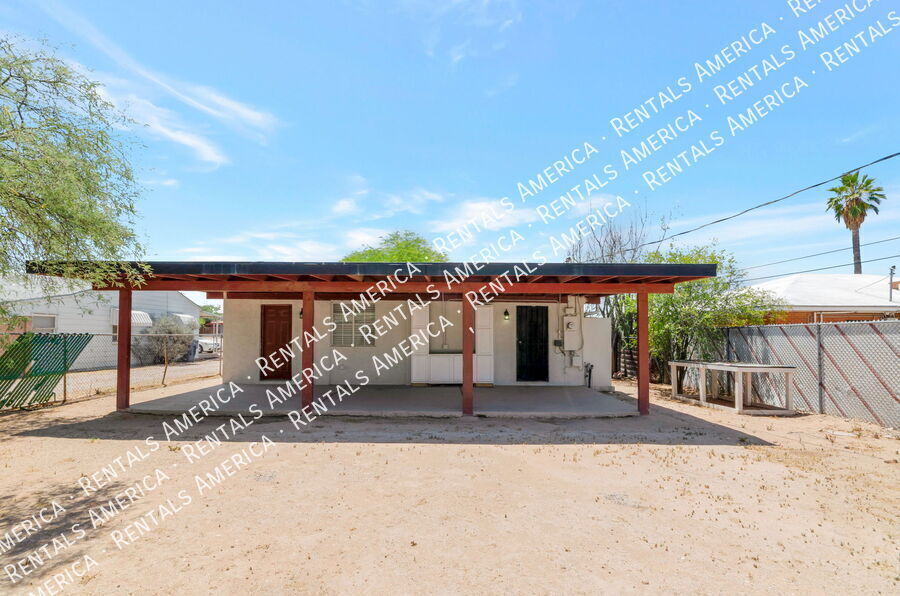 Building Photo - 525 E Linden St