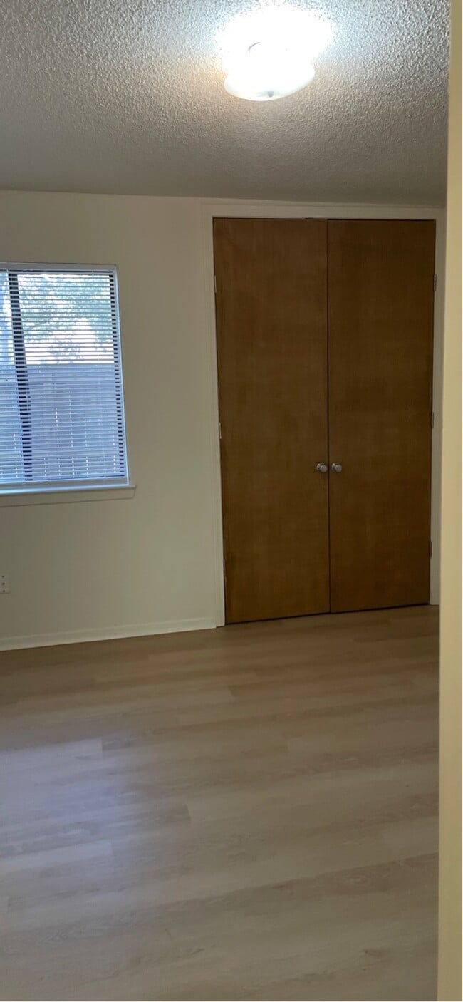 Building Photo - 401 Shadow Oaks Dr