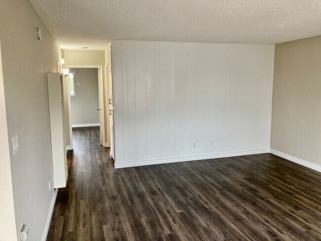 Building Photo - Remodeled 2 Bedroom 1 Bath