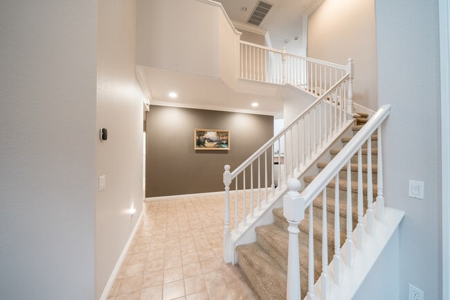 Building Photo - 6655 Hollycrest Ct