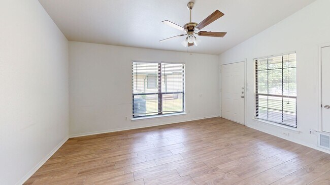 Building Photo - 802 Hackberry St