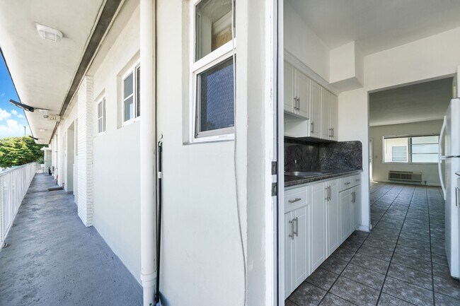 Building Photo - 6930 Rue Versailles Dr