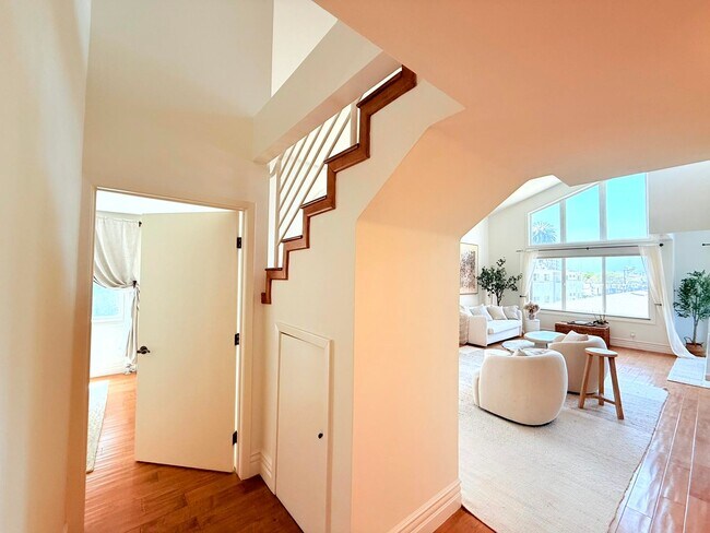 Building Photo - Sophisticated Bright & Spacious Furnished ...