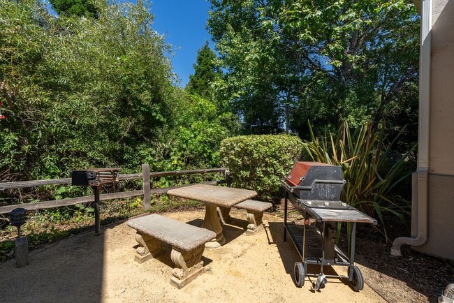 Building Photo - 1 BD / 1 BA Pet Friendly Newly Renovated Apartments