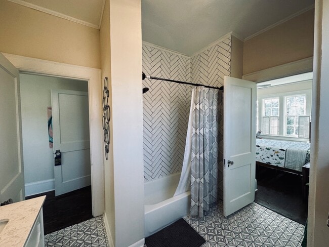 Building Photo - 2481 E Cloverdale Prk