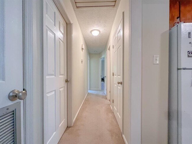 Building Photo - 1924 Harriet Dr