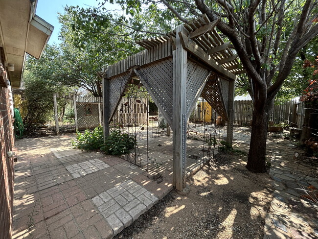 Building Photo - Beautiful House Located On Cul-De-Sac & Do...