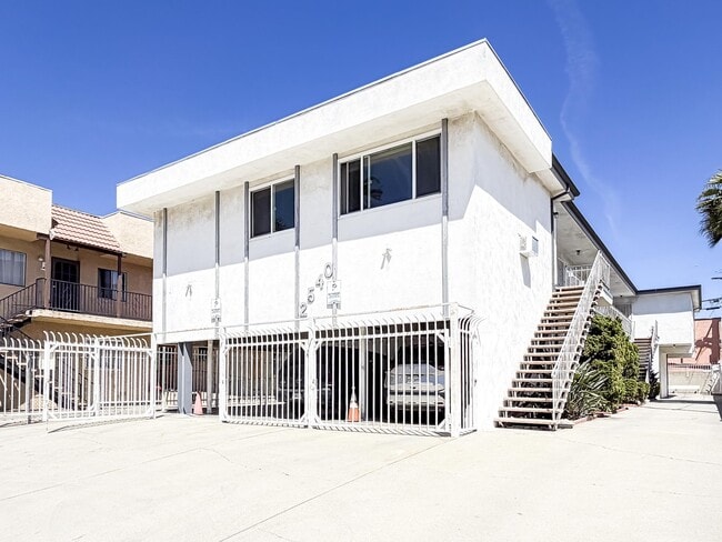 Building Photo - 2540 3rd Ave