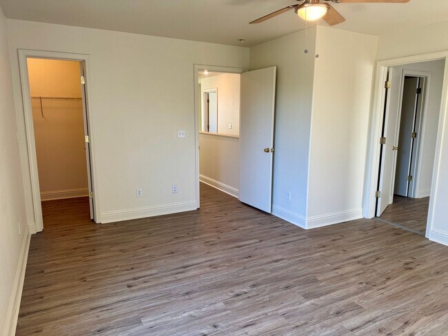Building Photo - Newly Updated 3 Bedroom 2 1/2 Bath North M...