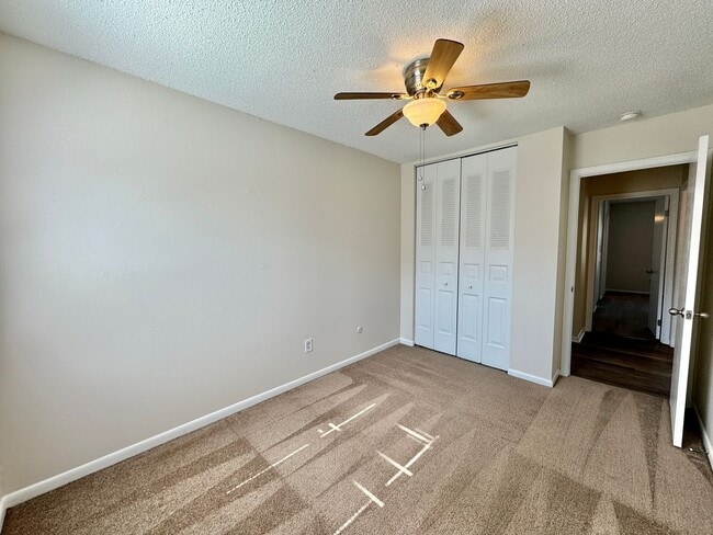 Building Photo - 3-Bedroom Townhome 03-25-26!! All Appliances Convey!! Excellent School Zones!!