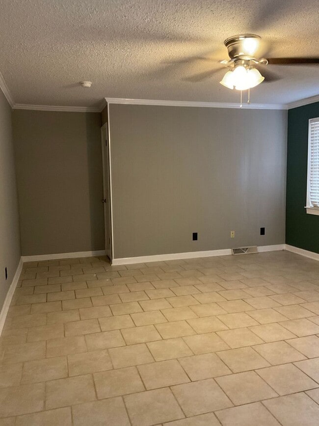 Building Photo - The Perfect 4 Bedroom!!!!