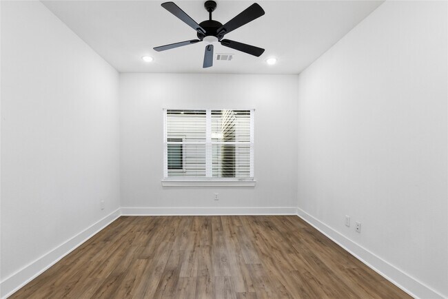 Building Photo - 1243 W 23rd St