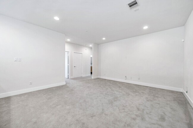 Building Photo - 5519 Paraiso Pl