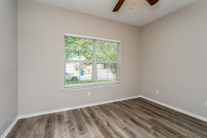 Building Photo - 1707 White Mountain Wy