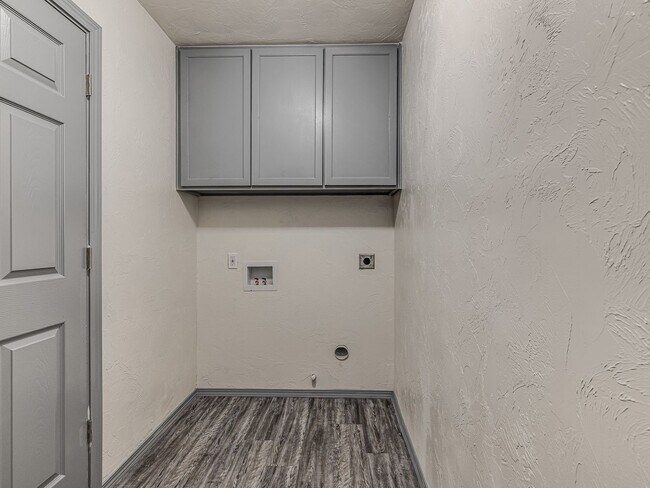 Building Photo - Updated Home + Deer Creek Schools + 3 bedr...
