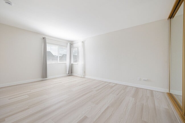 Building Photo - Gorgeous 2 Bedroom Townhouse in the Heart of Mira Mesa!