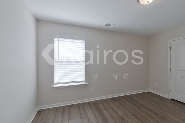 Building Photo - 14 Red Oak Dr.