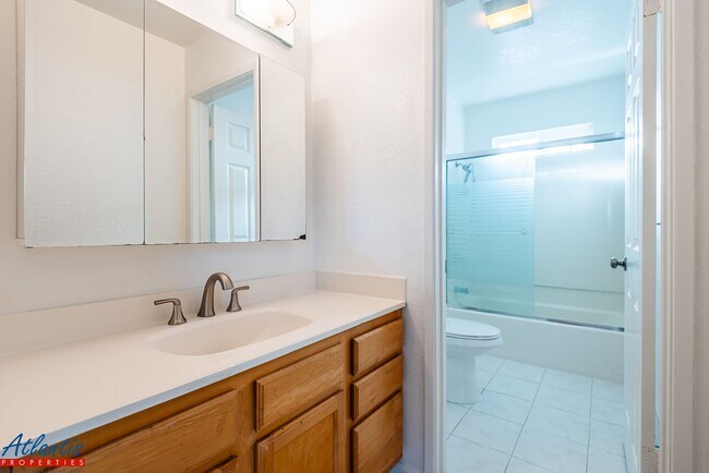 Building Photo - Beautiful & Spacious Home | LVP Flooring |...