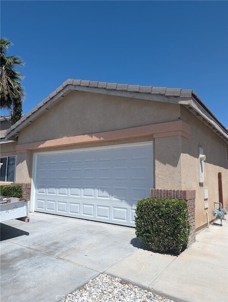 Building Photo - 14600 Rosemary Dr