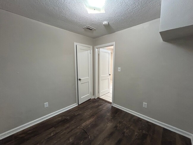 Building Photo - Recently renovated 2/1 Springfield Apartment!