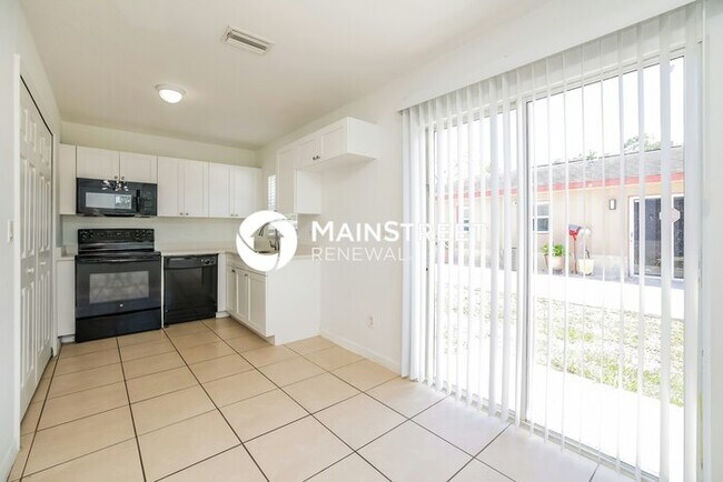 Building Photo - 3 Bedroom Pet-Friendly Home in Fort Myers, FL with Main Street Renewal