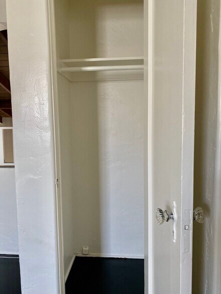 closet 2 - 1044 N Crescent Heights Blvd